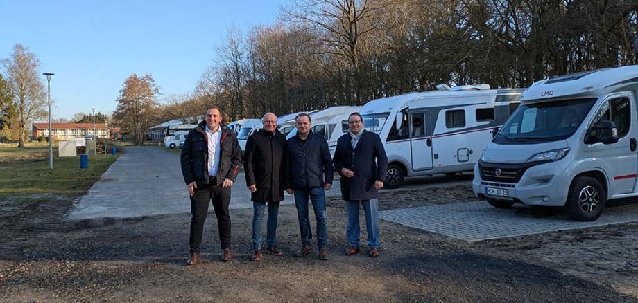 Vertegenwoordigers van de gemeente Uelsen en de bnn op het caravanpark