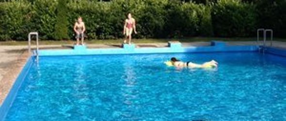 Freibad Itterbeck mit Personen