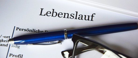 Unterlagen Lebenslauf mit Brille und Stift