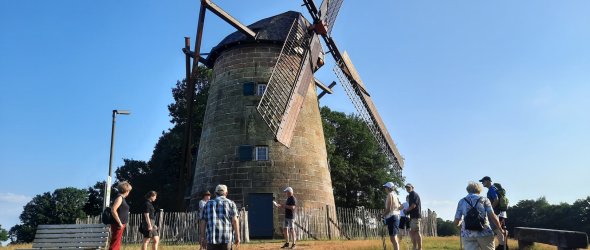 Windmühle Uelsen mit Besuchern